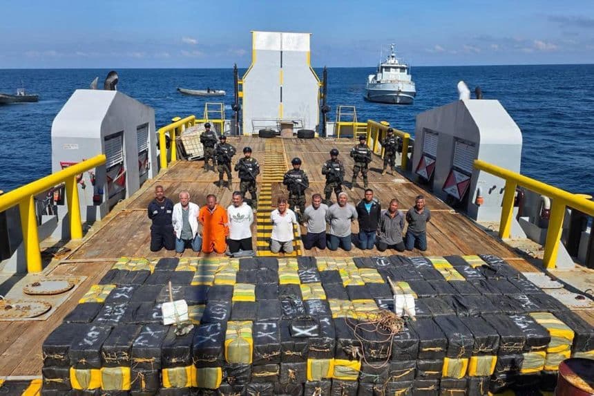 La Marina de El Salvador incautó 6.6 toneladas de cocaína en aguas del Pacífico, a más de 700 kilómetros de la costa del país centroamericano, según informó la noche del domingo el presidente Nayib Bukele. (EFE/ @nayibbukele)