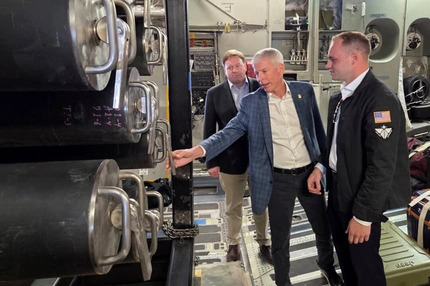 El secretario de Energía, Chris Wright, y el subsecretario de Guerra para Adquisiciones y Mantenimiento, Michael Duffey, a bordo de un avión de carga C-17 que transportó el microreactor nuclear Ward de Valar Atomics desde la base aérea March en California hasta la base aérea Hill en Utah el 15 de febrero de 2026. (Valerie Volcovici/Reuters)