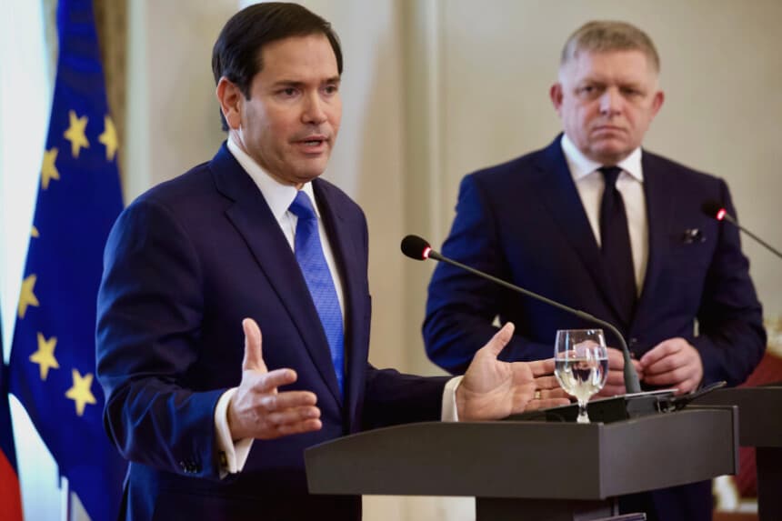 El secretario de Estado de los Estados Unidos, Marco Rubio (izq.), y el primer ministro eslovaco, Robert Fico (der.), hacen una declaración a los medios de comunicación durante su reunión del 15 de febrero de 2026 en Bratislava, Eslovaquia. (Zuzana Gogova/Getty Images)