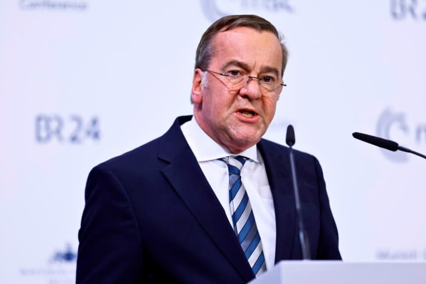 MÚNICH, ALEMANIA - 14 DE FEBRERO: El ministro de Defensa alemán, Boris Pistorius, pronuncia un discurso inaugural en la 62.ª Conferencia de Seguridad de Múnich, celebrada el 14 de febrero de 2026 en Múnich, Alemania. La conferencia, que reúne a líderes gubernamentales, expertos en seguridad y ministros de Defensa, tiene lugar en un momento en el que la tradicional alianza política y militar occidental se enfrenta a una ruptura debido a las políticas del presidente estadounidense Donald Trump. (Foto de Johannes Simon/Getty Images)