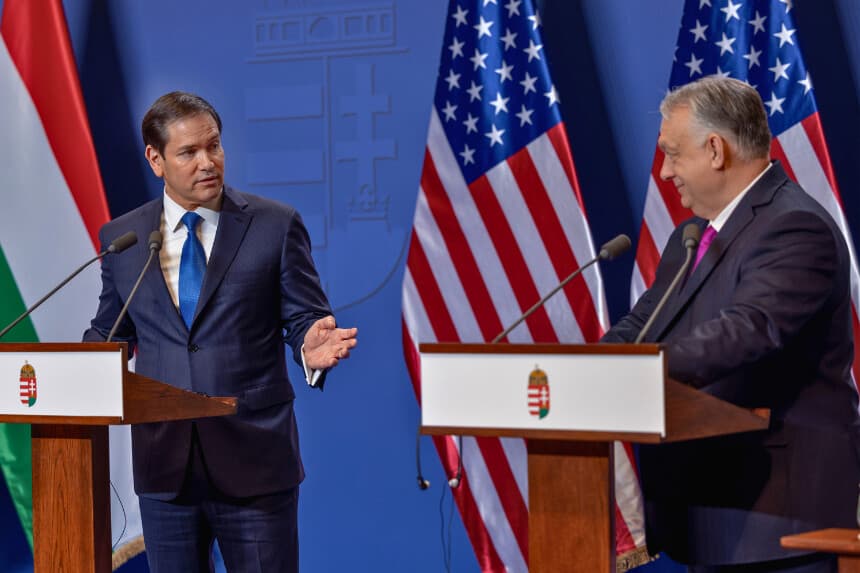 BUDAPEST, HUNGRÍA - 16 DE FEBRERO: El secretario de Estado de Estados Unidos, Marco Rubio (izquierda), habla junto al primer ministro de Hungría, Viktor Orbán, durante una rueda de prensa conjunta celebrada el 16 de febrero de 2026 en Budapest, Hungría. (Foto de Janos Kummer/Getty Images).