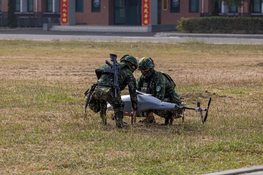 Soldados preparan un dron táctico de ala giratoria de corto alcance durante los ejercicios rutinarios de dos días para demostrar su preparación para el combate antes de las vacaciones del Año Nuevo Lunar en una base militar el 11 de enero de 2023 en Kaohsiung, Taiwán. La isla autónoma de Taiwán sigue realizando ejercicios defensivos, ya que las tensiones siguen siendo altas en el estrecho de Taiwán. (Foto de Annabelle Chih/Getty Images).
