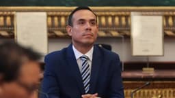 Presidente de Perú dice cometió un error al reunirse fuera de agenda con empresario chino, pero no un delito