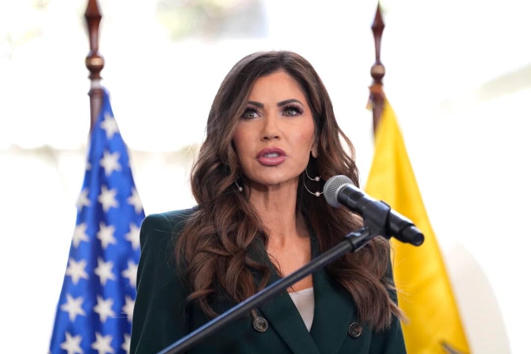 La secretaria de Seguridad Nacional de Estados Unidos, Kristi Noem, habla durante una conferencia de prensa en Quito, Ecuador, el 31 de julio de 2025. (Alex Brandon/Pool vía Getty Images)