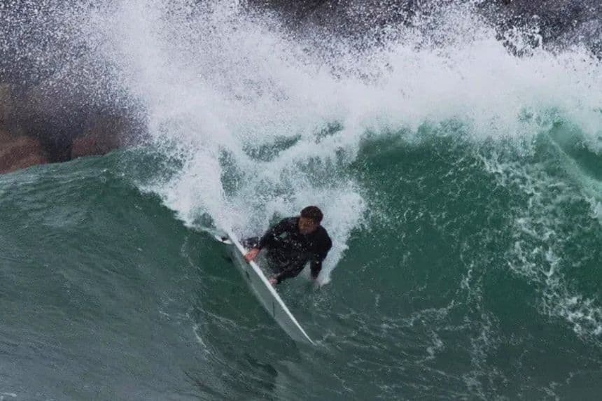 Kai McKenzie surfeando una ola en una imagen de archivo. (Crédito: GoFundMe)