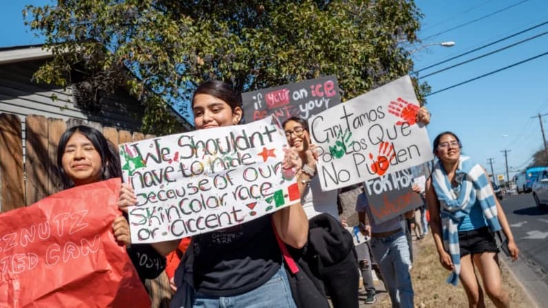 Texas investiga a distritos escolares por protestas contra la inmigración