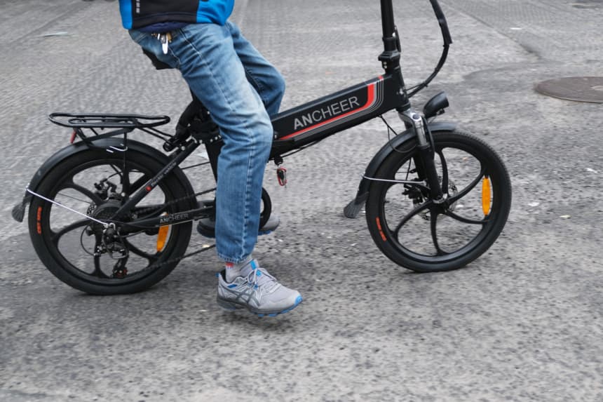 Imagen ilustrativa de una persona circulando en una bicicleta eléctrica. (Spencer Platt/Getty Images)