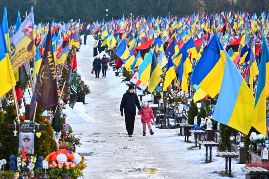 Los dolientes caminan el día de San Valentín por el cementerio militar de Lychakiv, en Lviv, Ucrania, el 14 de febrero de 2026. (Yuriy Dyachyshyn/AFP a través de Getty Images).