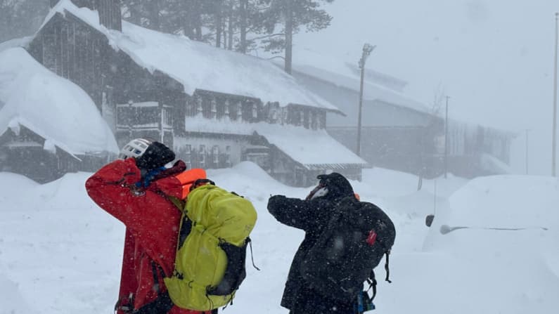Hallan muertos a ocho esquiadores tras avalancha en California, uno sigue desaparecido
