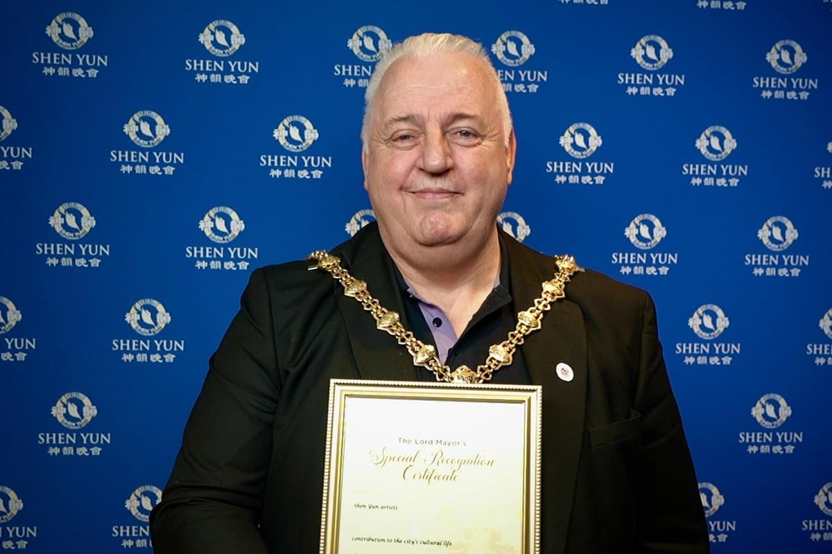 Alcalde británico entrega reconocimiento a Shen Yun y lo llama "el espectáculo más asombroso"