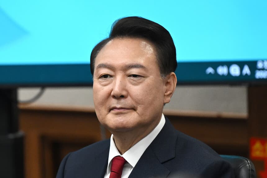 SEÚL, COREA DEL SUR - 21 DE ABRIL: El expresidente surcoreano Yoon Suk Yeol asiste a su juicio penal por cargos de insurrección en una sala de la Corte Central del Distrito de Seúl el 21 de abril de 2025 en Seúl, Corea del Sur. El segundo juicio relativo al cargo de liderar una rebelión contra el expresidente Yoon Suk-yeol se celebra en la Corte Central del Distrito de Seúl. (Foto de Jung Yeon-Je - Pool/Getty Images).