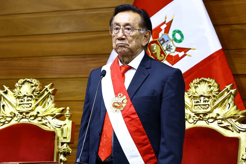 Fotografía cedida por el Congreso de Perú donde se ve a José María Balcázar con la banda presidencial tras ser elegido presidente interino de Perú este miércoles, en Lima, Perú.