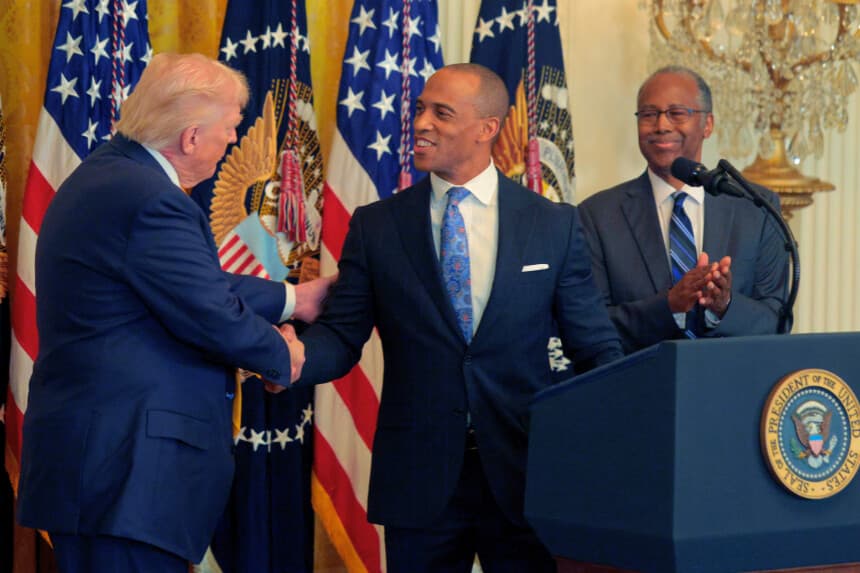 WASHINGTON, DC - 18 DE FEBRERO: El presidente de Estados Unidos, Donald Trump, estrecha la mano del secretario de Vivienda y Desarrollo Urbano de Estados Unidos, Scott Turner (C), mientras el exsecretario de Vivienda y Desarrollo Urbano, el Dr. Ben Carson, observa durante una recepción con motivo del Mes de la Historia Negra en el Salón Este de la Casa Blanca el 18 de febrero de 2026 en Washington DC. El presidente emitió una proclamación en la que reconocía el Mes de la Historia Negra el 3 de febrero. (Foto de Chip Somodevilla/Getty Images).