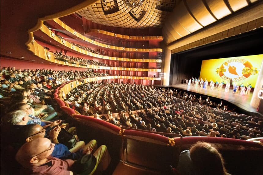 La audiencia de Shen Yun Performing Arts en el telón del Teatro David H. Koch en el Lincoln Center de la ciudad de Nueva York el 29 de marzo de 2025. (Larry Dye/The Epoch Times)
