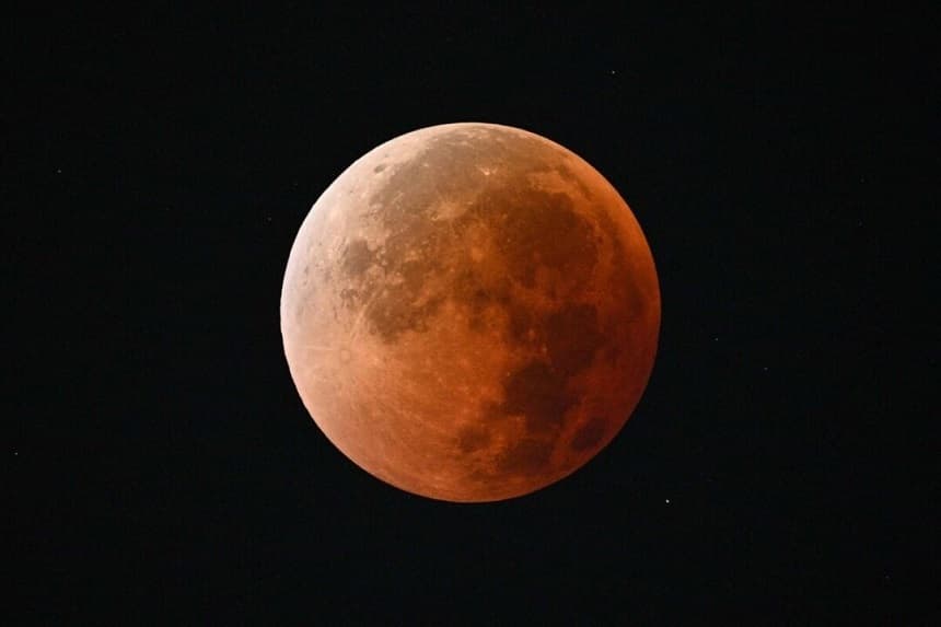La "luna de sangre" se ve durante un eclipse en el cielo nocturno de Shanghái el 8 de septiembre de 2025. (HECTOR RETAMAL/AFP a través de Getty Images)