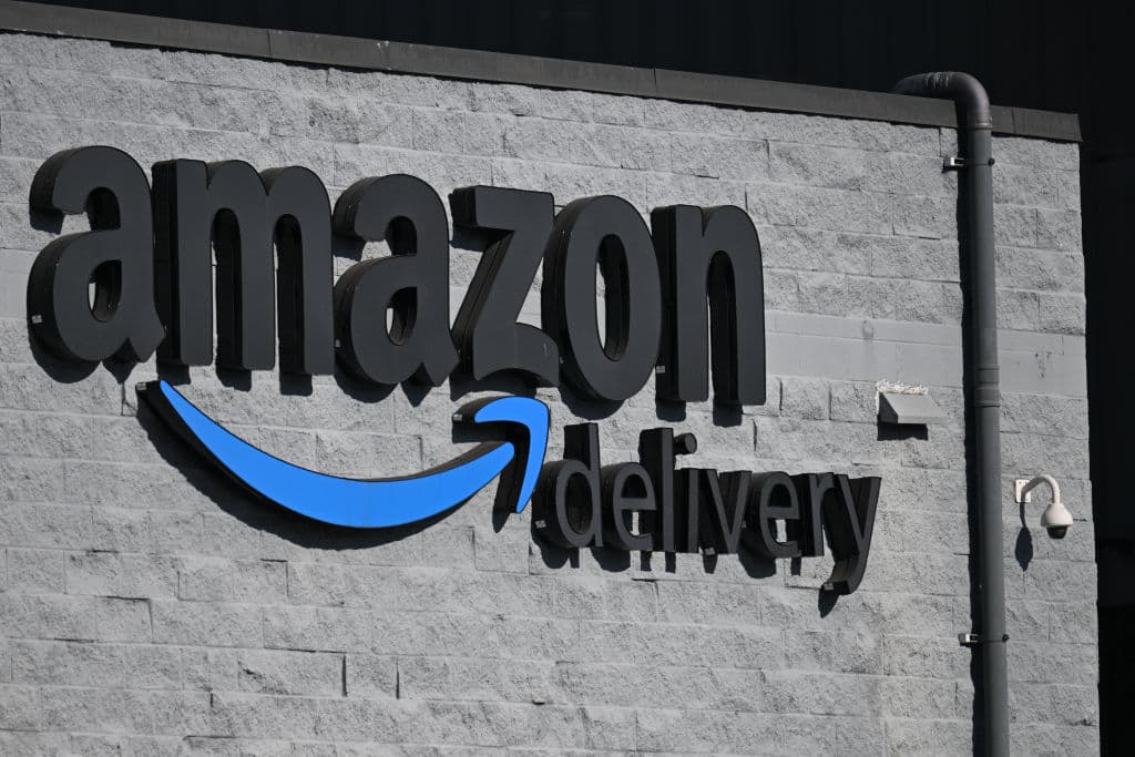 Letreros de Amazon Delivery se exhiben en el exterior de un centro de entrega de Amazon.com Inc. durante el Amazon Prime Day el 8 de octubre de 2024 en Los Ángeles, California. (Foto de PATRICK T. FALLON/AFP vía Getty Images)
