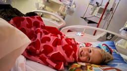 Obreros visitan diario en el hospital a una niña que espera trasplante de corazón: ¡La animan desde la ventana!