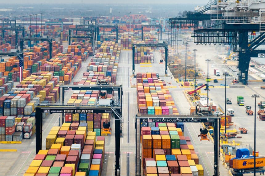 En una panorámica aérea, contenedores de transporte están organizados en la Autoridad Portuaria de Houston el 10 de febrero de 2025 en Houston, Texas. El presidente Trump anunció que impondrá un arancel del 25 por ciento a todas las importaciones extranjeras de acero y aluminio a los Estados Unidos (Brandon Bell/Getty Images).