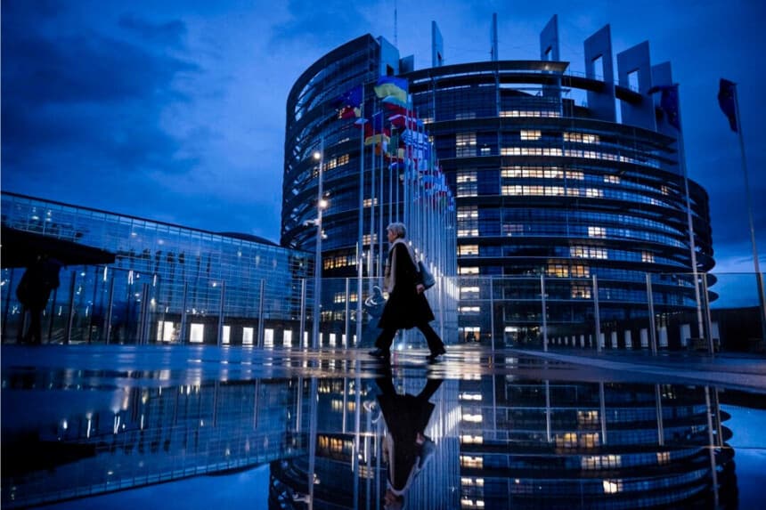 La UE suspende ratificación del acuerdo comercial con EE. UU. después de que Trump anunciara un arancel del 15 %