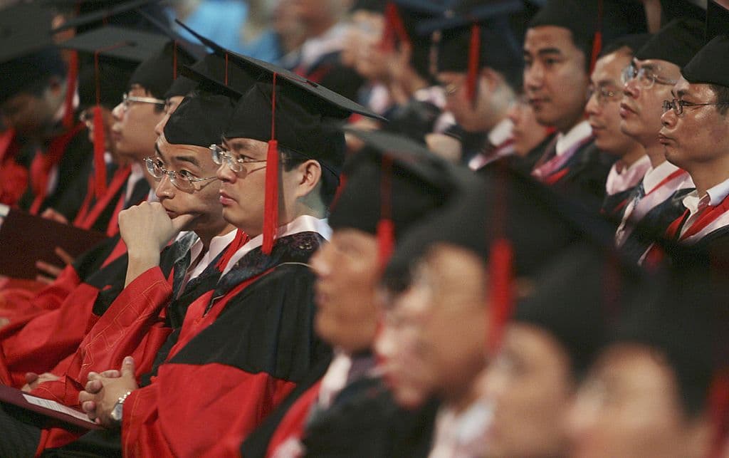 Los graduados asisten a una ceremonia de graduación en la Universidad de Nanjing el 20 de junio de 2006 en Nanjing, provincia de Jiangsu, China. (unos 125 USD). (Foto de China Photos/Getty Images)