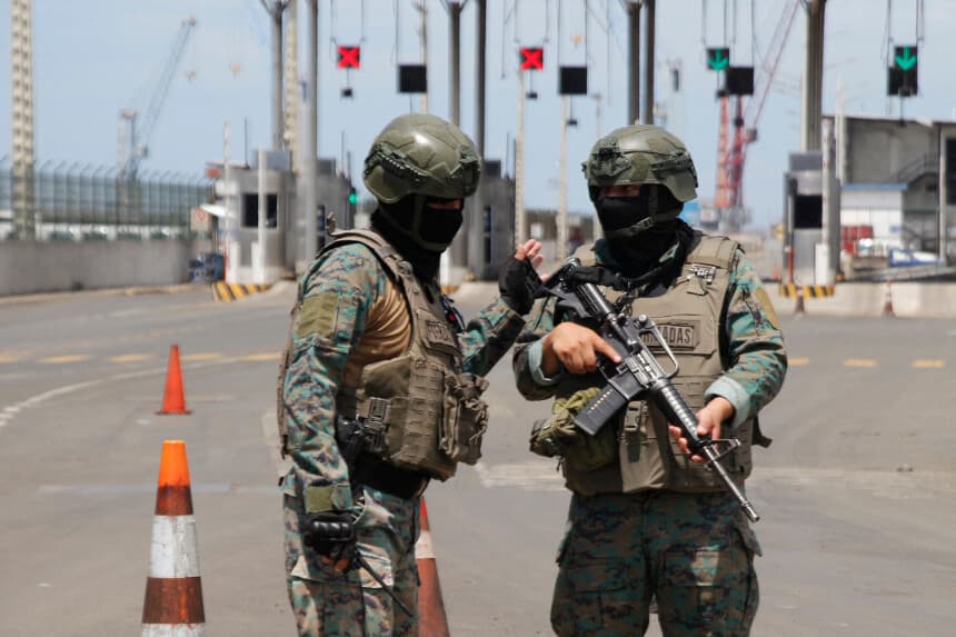 Ecuador incauta 3.2 toneladas de cocaína en altamar, en coordinación con Estados Unidos