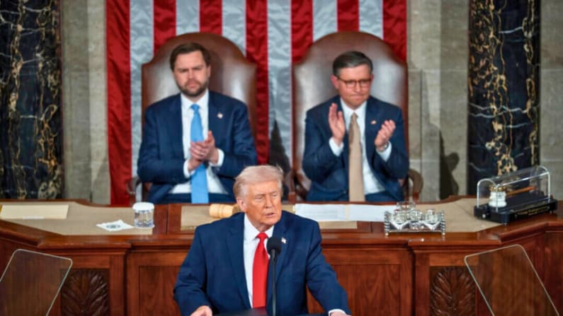 Trump pide al Congreso que convierta su política sobre el precio de los medicamentos en ley