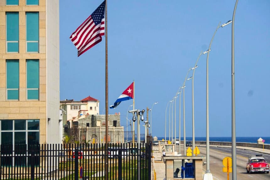 Un automóvil antiguo pasa frente a la embajada de Estados Unidos en La Habana, Cuba, el 15 de junio de 2022. (Alexandre Meneghini/Reuters).