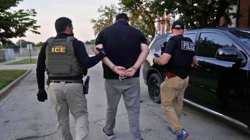 Juez dictamina que los inmigrantes ilegales pueden impugnar las deportaciones a terceros países