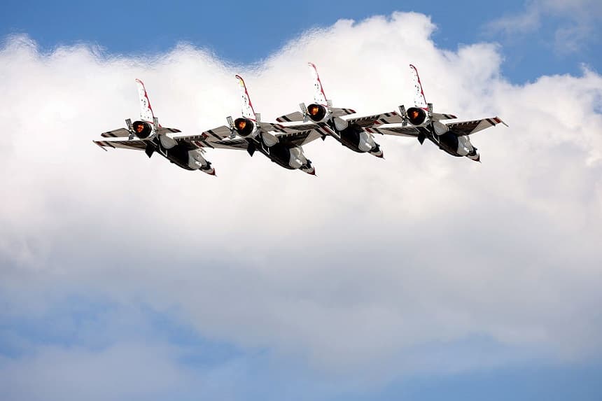 Los Thunderbirds de la Fuerza Aérea de Estados Unidos realizan un vuelo rasante antes de la NASCAR Cup Series Daytona 500 en el Daytona International Speedway el 15 de febrero de 2026 en Daytona Beach, Florida. James Gilbert/Getty Images)