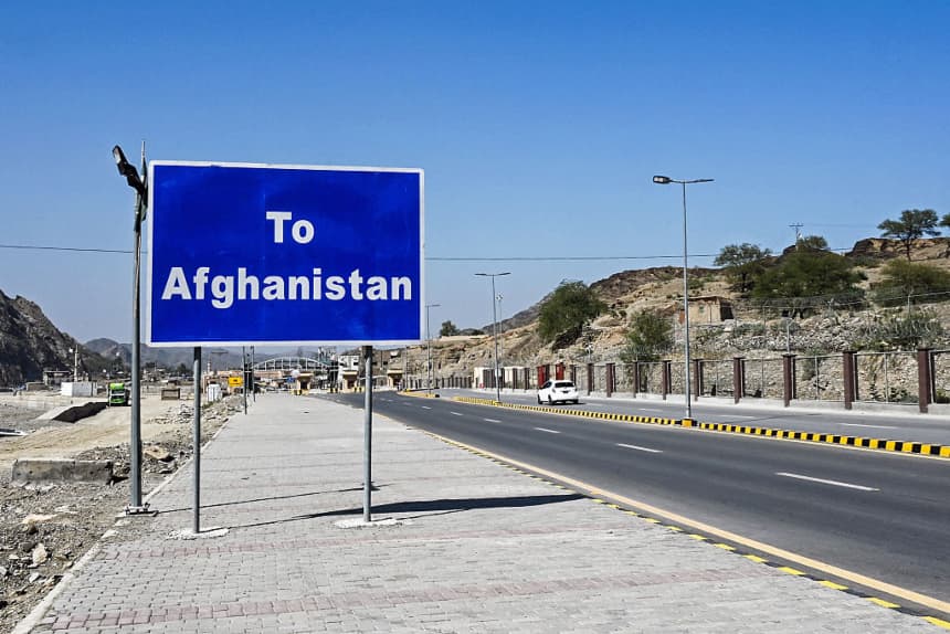 Un cartel se ve en una calle desierta en la ciudad fronteriza de Torkham, entre Pakistán y Afganistán, el 13 de octubre de 2025, en medio de enfrentamientos transfronterizos entre ambos países. (Abdul MAJEED/AFP vía Getty Images)