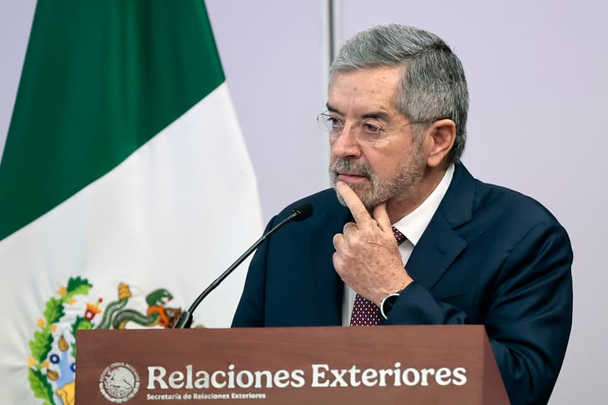 El secretario de Relaciones Exteriores de México, Juan Ramón de la Fuente, habla en una rueda de prensa. Imagen de archivo. (EFE/ José Méndez)