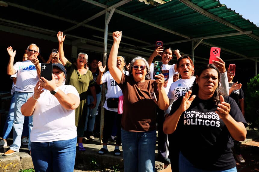 Venezuela libera a los dos últimos periodistas detenidos, informa sindicato