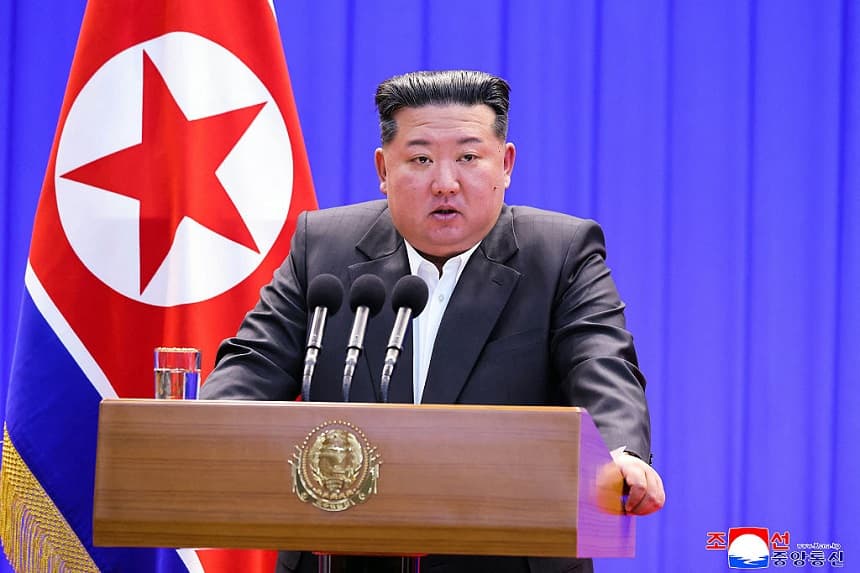 Esta fotografía, tomada el 2 de febrero de 2026 y publicada por la agencia oficial de noticias de Corea del Norte (KCNA) a través de KNS el 3 de febrero de 2026, muestra al líder norcoreano Kim Jong Un pronunciando un discurso en la inauguración de la granja ganadera Samgwang, en la provincia de Pyongan del Norte, Corea del Norte. (Foto de KCNA vía KNS / AFP vía Getty Images)