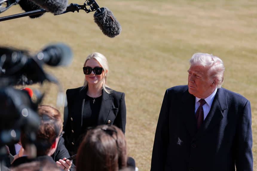 El presidente de Estados Unidos, Donald Trump, se detiene para hablar con los medios de comunicación al partir a bordo del Marine One en el Jardín Sur de la Casa Blanca el 27 de febrero de 2026 en Washington, D.C. (Heather Diehl/Getty Images)