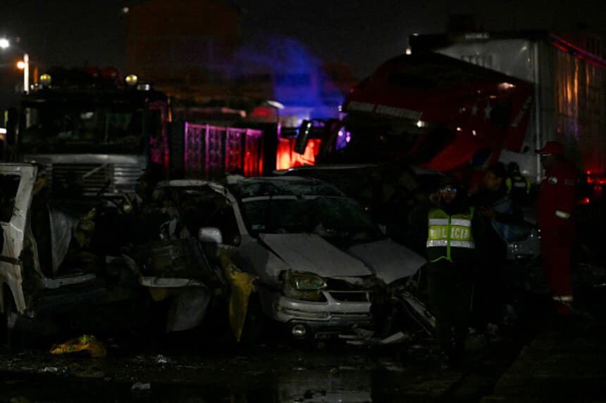 Se estrella avión de carga que transportaba dinero y mueren al menos a 15 personas en Bolivia