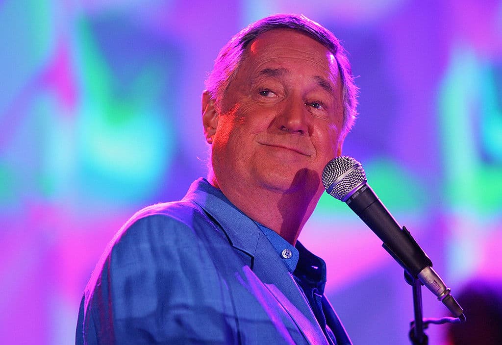 Neil Sedaka, el cantautor detrás de docenas de éxitos de los años 60 y 70, fallece a los 86 años