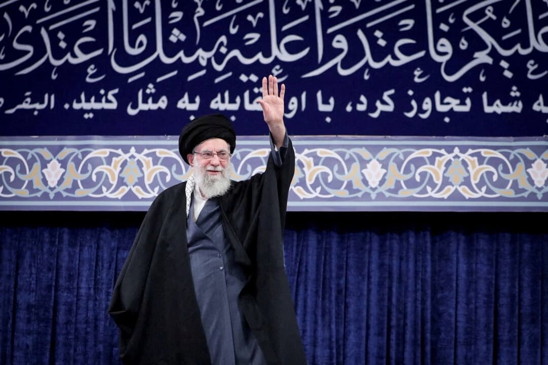 El líder supremo de Irán, el ayatolá Ali Jamenei, saluda durante una reunión en Teherán, Irán, el 17 de febrero de 2026. (Oficina del Líder Supremo de Irán/Agencia de Noticias de Asia Occidental/Folleto vía Reuters)