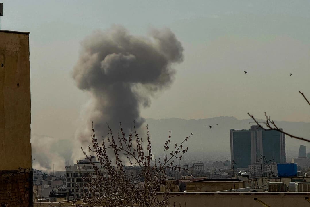 Una columna de humo se eleva sobre Teherán tras una explosión el 28 de febrero de 2026. (Mahsa/Middle East Images/AFP vía Getty Images)
