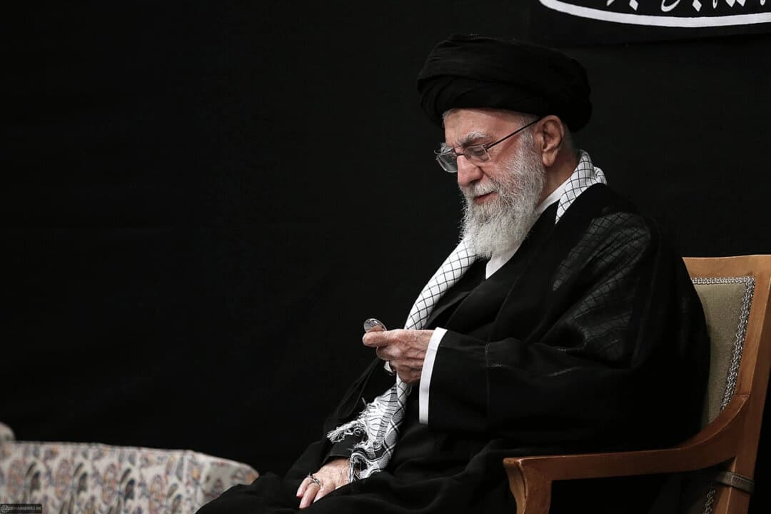 El líder iraní, el ayatolá Alí Jamenei, aparece entre sus partidarios en una foto proporcionada por su oficina el 26 de junio de 2025. Estados Unidos afirma que Jamenei murió durante los ataques contra Irán el 28 de febrero de 2026. (Oficina del Líder Supremo de Irán a través de Getty Images).