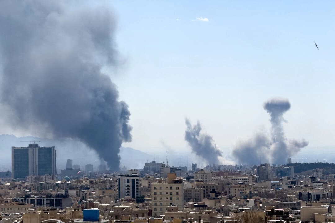 Columnas de humo se elevan tras las explosiones registradas en Teherán, Irán, el 1 de marzo de 2026. (Mahsa/Middle East Images / AFP a través de Getty Images)