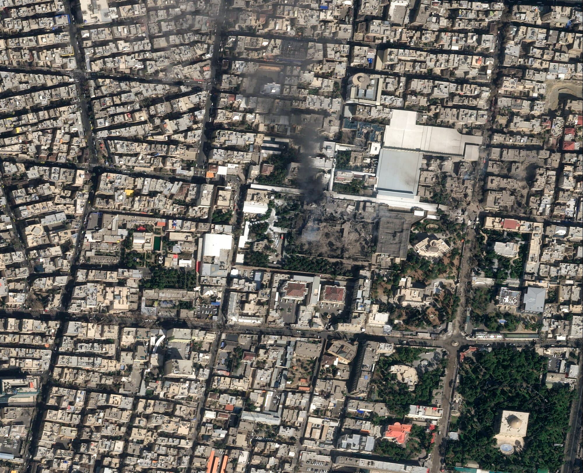 Una imagen satelital muestra humo negro elevándose y graves daños en el complejo del líder supremo iraní, el ayatolá Ali Khamenei, tras los ataques de Estados Unidos e Israel contra Irán, en Teherán, el 28 de febrero de 2026. (Pleiades Neo (c) Airbus DS 2026/Folleto vía Reuters)