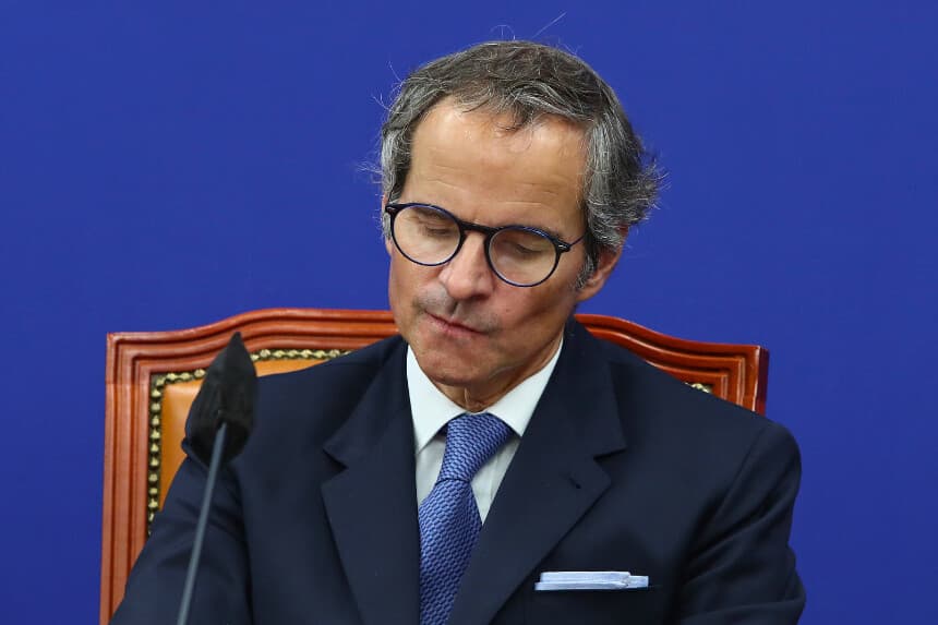 SEÚL, COREA DEL SUR - 9 DE JULIO: Rafael Mariano Grossi, director general del Organismo Internacional de Energía Atómica (OIEA), asiste a una reunión con legisladores surcoreanos del principal partido de la oposición en la Asamblea Nacional el 9 de julio de 2023 en Seúl, Corea del Sur. Grossi visitó Corea del Sur mientras el gobierno japonés planeaba verter al océano Pacífico el agua almacenada en la central nuclear de Fukushima. (Foto de Chung Sung-Jun/Getty Images)