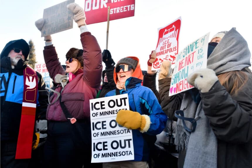 Policía realiza detenciones durante protesta contra ICE en edificio federal en Minnesota