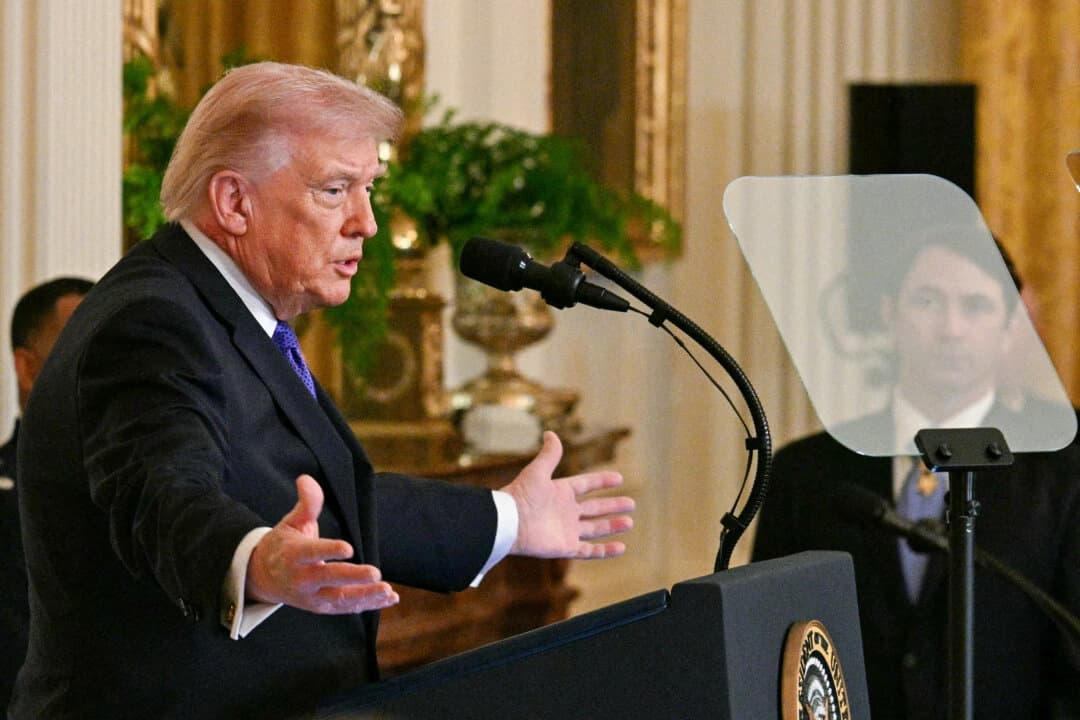El presidente Donald Trump habla durante una ceremonia de la Medalla de Honor en la Sala Este de la Casa Blanca el 2 de marzo de 2026. (Jim Watson/AFP vía Getty Images)