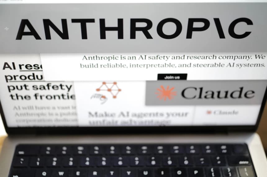 Páginas del sitio web de Anthropic y los logotipos de la empresa se muestran en una pantalla de computadora en Nueva York, el 26 de febrero de 2026. (Patrick Sison/AP Photo)