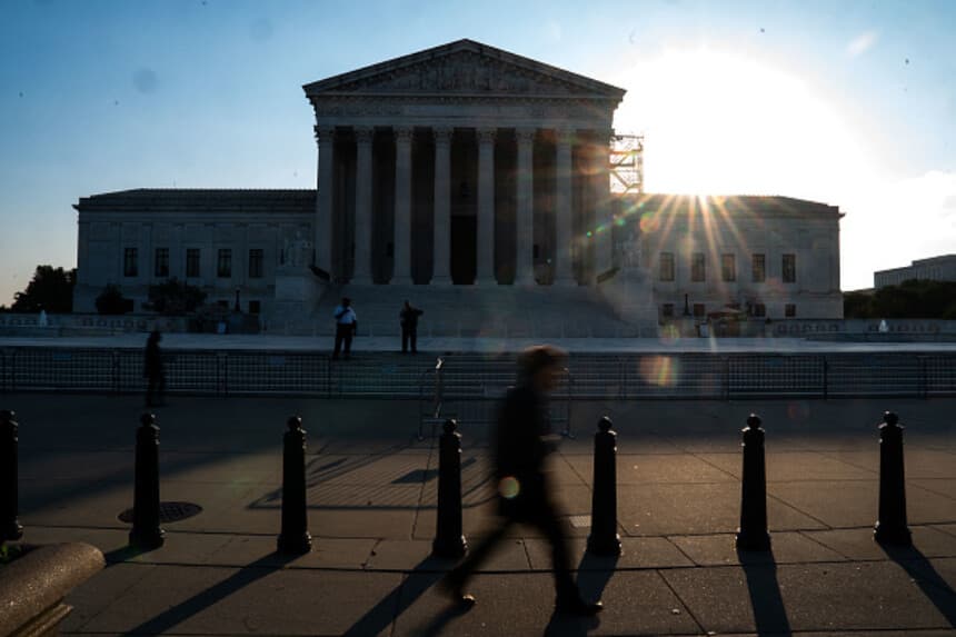 Personas pasan frente la Corte Suprema de Estados Unidos el 7 de octubre de 2024 en Washington, D.C. Comienza el nuevo período dela Corte Suprema, y los jueces del más alto tribunal del país regresan de las vacaciones de verano con nuevos casos en la agenda y la posibilidad de que surjan casos de emergencia relacionados con las elecciones en las próximas semanas, a medida que se acerca la elección presidencial. (Kent Nishimura/Getty Images).