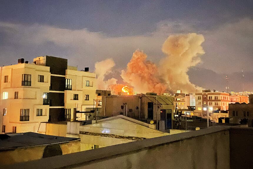 Columnas de humo se elevan tras las explosiones registradas supuestamente cerca del Ministerio de Inteligencia de Irán en la calle Araqi de Teherán, el 1 de marzo de 2026. (Mowj/Middle East Images/AFP a través de Getty Images)