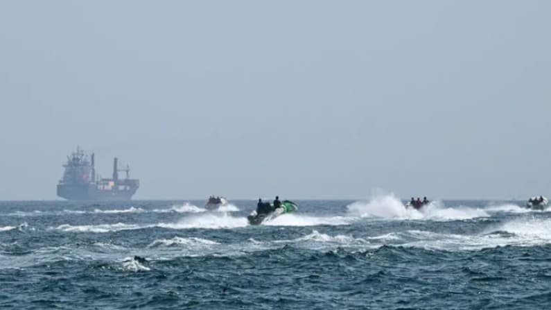Irán ataca el transporte marítimo en el golfo de Omán y anuncia el cierre del estrecho de Ormuz