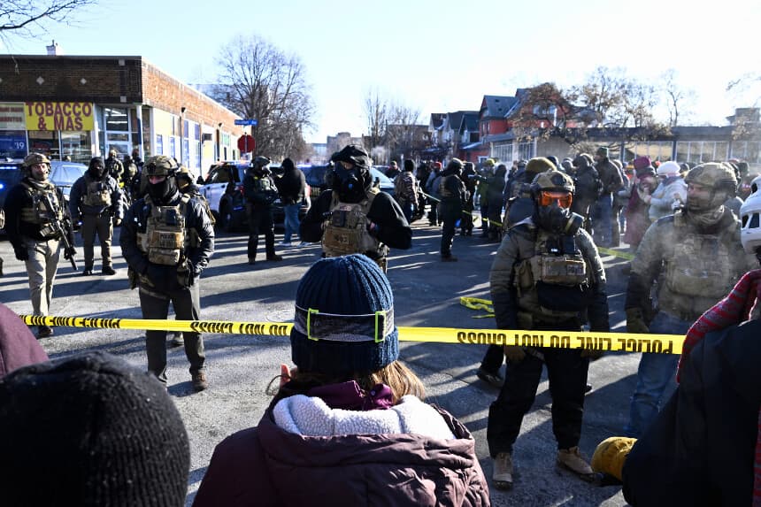 MINNEAPOLIS, MINNESOTA - 24 DE ENERO: Agentes federales acordonan el lugar de un tiroteo mientras se reúne una multitud el 24 de enero de 2026 en Minneapolis, Minnesota. Al parecer, los agentes dispararon a un manifestante durante un forcejeo para detenerlo. La administración Trump ha enviado a la zona a unos 3000 agentes federales, y se espera la llegada de más, en un intento por arrestar a los inmigrantes indocumentados de la región. (Foto de Stephen Maturen/Getty Images).