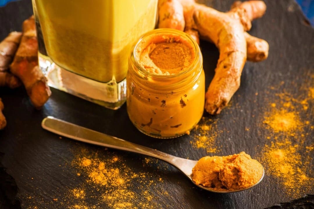 Agregar cúrcuma en polvo a la leche de soja orgánica proporciona beneficios que protegen el cerebro. (marcinm111/Shutterstock)